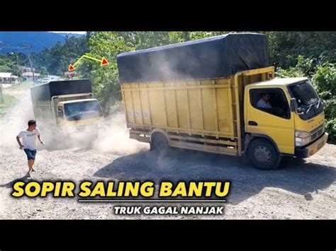 Sopir Saling Bantu Truk Gagal Nanjak Ditarik Melewati Tanjakan Batu