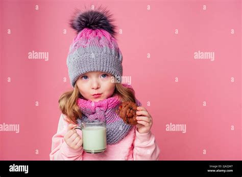 Petite Fille Boit Du Lait Banque De Photographies Et Dimages à Haute