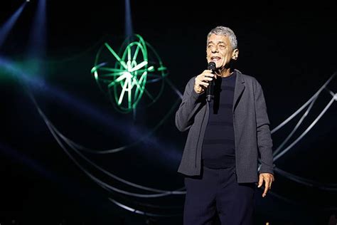 Chico Buarque Lan A M Sica In Dita Em Cinco Anos E Anuncia Turn