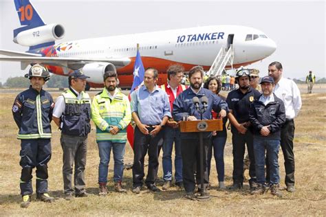 Presidente Boric recibió al superavión que llegó para apoyar combate