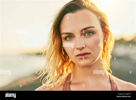 Belle femme bikini sur la plage Banque de photographies et dimages à haute résolution Page