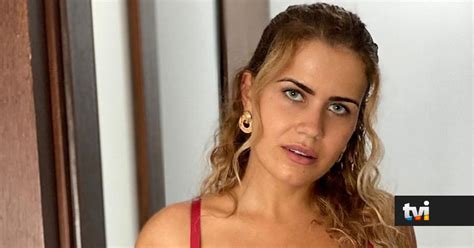 Em lingerie vermelha Carina Ferreira incendeia as redes sociais Pedaço de mau caminho TVI