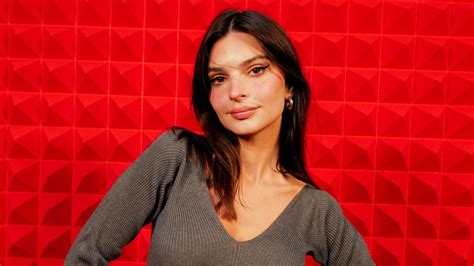 Emily Ratajkowski En Culotte Soutien Gorge Et Manteau De Fourrure