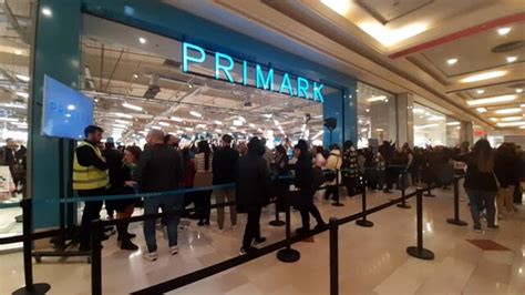 Nel Centro Commerciale Di Casamassima Apre Primark Gente In Coda