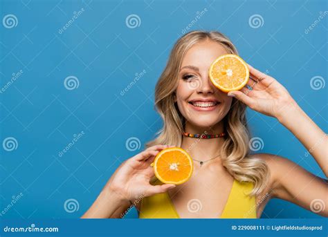 Jovencita Alegre En Bikini Amarillo Imagen De Archivo Imagen De Azul Mitades 229008111