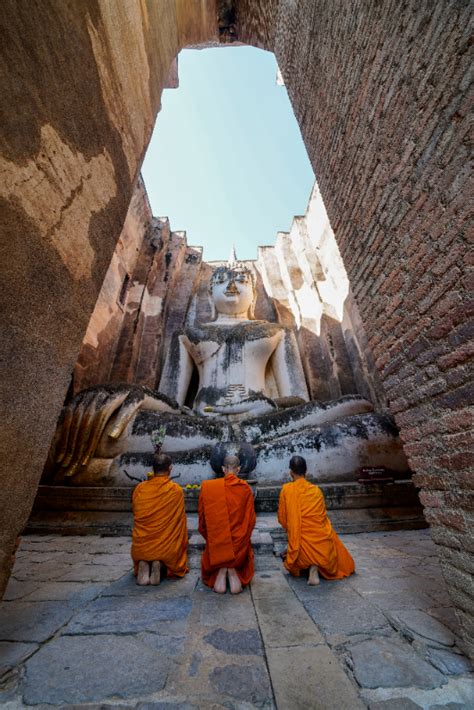 タイ国政府観光庁 on Twitter しゃべる大仏 世界遺産スコータイ歴史公園のワットシーチュムに祀られているアチャナ仏 裏側に