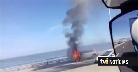 Carro Em Chamas Corta Tr Nsito Na Ponte Vasco Da Gama Tvi Not Cias