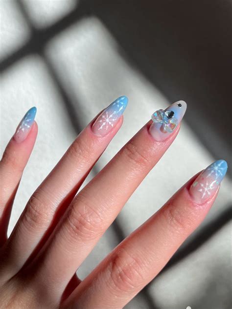 yvonnevuu on Tik Tok Blue ombré sparkly snowflake nails