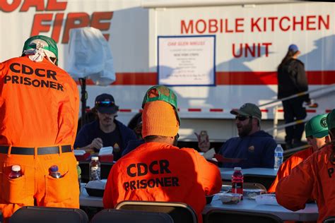 Inmate firefighters: Over 1,000 prisoners deployed to battle Los