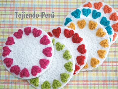 Posavasos Redondos Tejidos A Crochet Con Borde De Corazones En Relieve