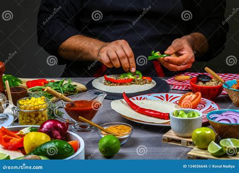 Cocinero Que Cocina Burito Mexicano Cocinero Que Prepara Burito