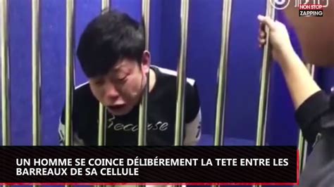 Chine Un Homme Coince D Lib R Ment Sa T Te Entre Les Barreaux De Sa