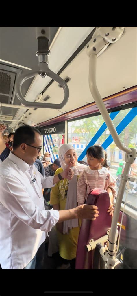 Naik Transjakarta Menhub Ajak Masyarakat Gunakan Transportasi Umum