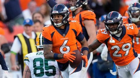 P J Lockes Interception Seals Broncos Win Over Packers Sportsnet Ca