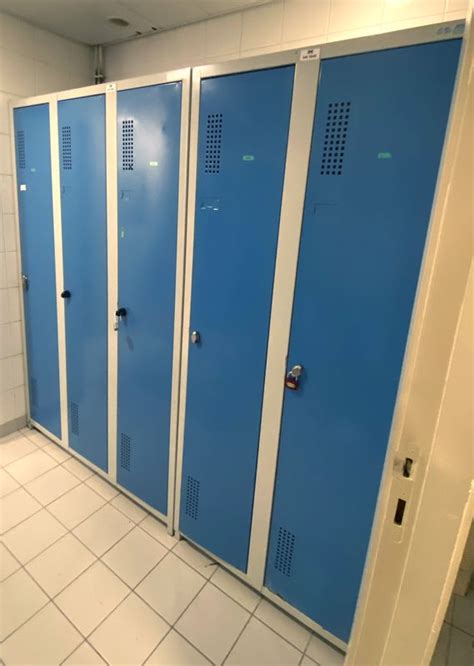 14 Vestiaires En Acier Laque Gris Et Bleu Dont 7 Ouvrant Par Une Porte