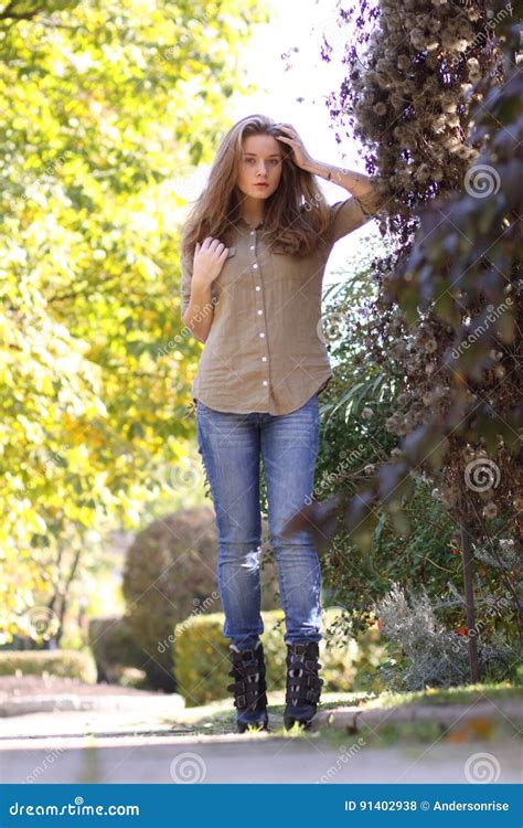 Junge Blonde Frau In Der Blue Jeans Stockfoto Bild Von Zauber Behaart