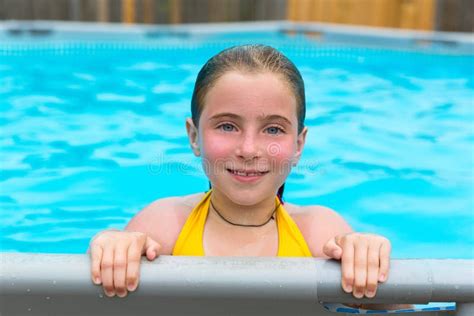 Natation Blonde De Fille Dans La Piscine Avec Les Joues Rouges Image Stock Image Du Assez