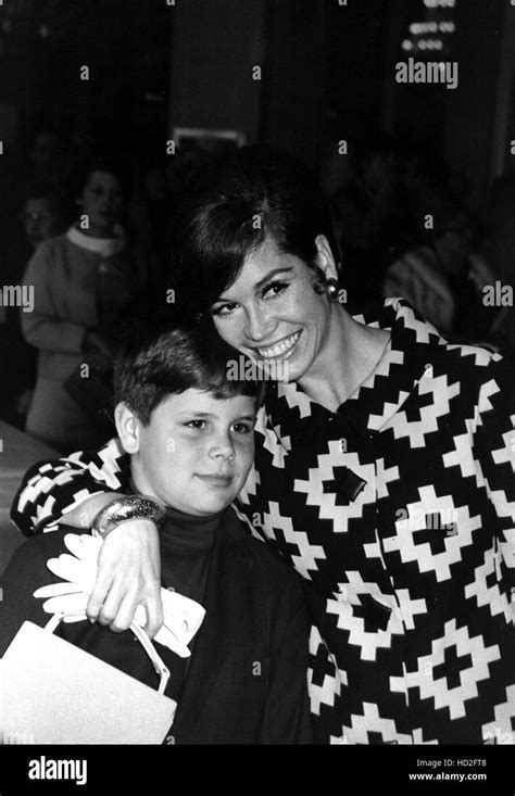 MARY TYLER MOORE, with son Richie circa 1968 Stock Photo - Alamy