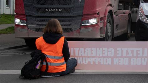 Klimakleber In Stralsund Angefahren Strafbefehl Gegen Lkw Fahrer