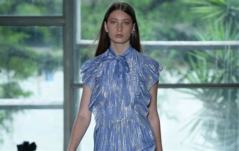 Vestido metalizado couro e transparência 5 trends da moda do SPFW