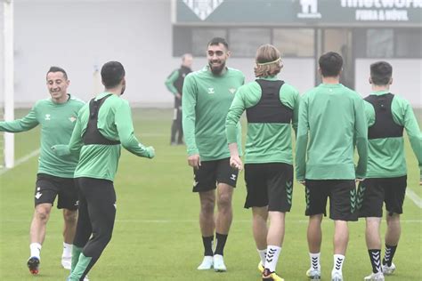 Borja Iglesias Ya Se Entrena Con El Betis Sabaly Es Duda