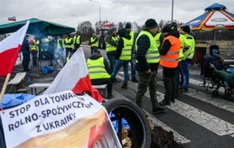 Polscy rolnicy blokują pięć kierunków na granicy W kolejce stoi około