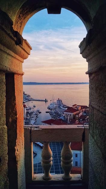 Vista panorámica de los tejados rojos del centro histórico del casco