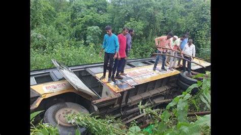 Persons Injured As Msrtc Bus Falls Into Ditch In Pune Hindustan Times