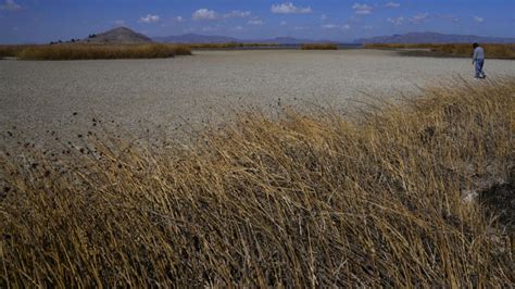 Agua en el lago Titicaca cae al nivel mínimo histórico Construyen País