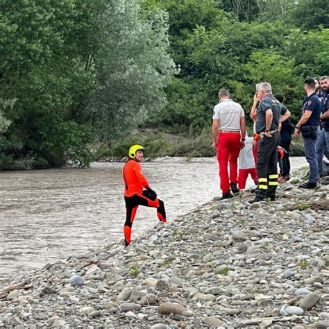 Modena Enne Si Tuffa Per Postare Un Video Sui Social Corpo Senza