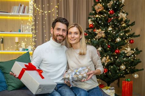 Portrait D Un Homme Barbu De Famille Mature Et D Une Femme Blonde Regardant La Cam Ra Serrer