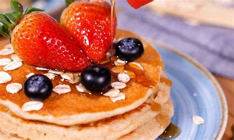 Pancakes de Avena con Fresas y Arándanos Haz de Oros Familar