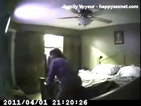 Mamá escondida masturbándose en la cama XVIDEOS