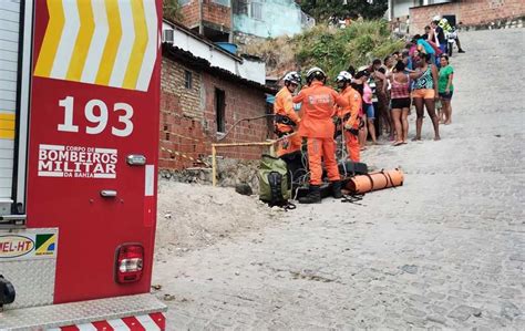 Tr Gico Idosa De Anos Morre Ap S Cair Em Buraco Enquanto