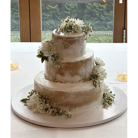 Wedding Nude Cake With Daisies Bijola