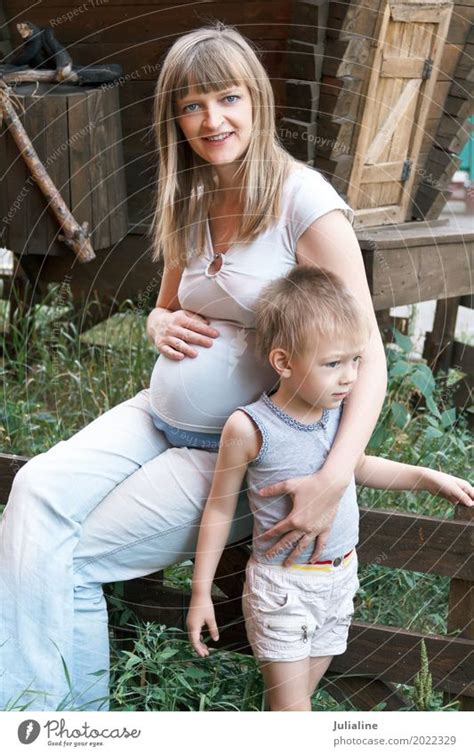 Schwangere Frau Im Blau Mit Sohn Ein Lizenzfreies Stock Foto Von