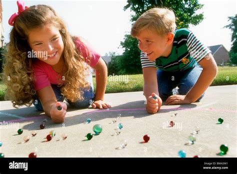 Les Enfants Jouer Avec Des Billes Photo Stock Alamy