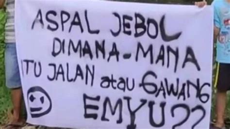 Potret Banner Tulisan Lucu Di Jalan Rusak Bentuk Protes Warga Yang