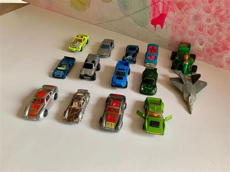 12 bunte Mini Autos zum Spielen Matchbox Hot Wheels Gebraucht in Dübendorf für CHF 10