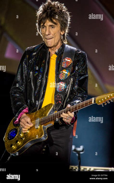 Ronnie wood rolling stones hi-res stock photography and images - Alamy