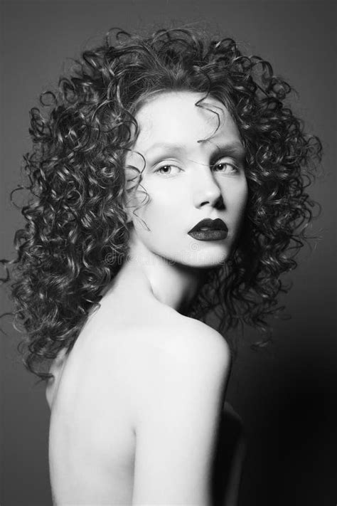 Mulher Nude Bonita Encaracolado Cabelo E Os Bordos Pretos Foto De Stock Imagem De Forma