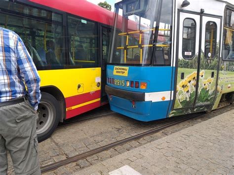 Wypadek Mpk Zderzenie Autobusu Z Tramwajem Zdj Cia Gazeta Wroc Awska