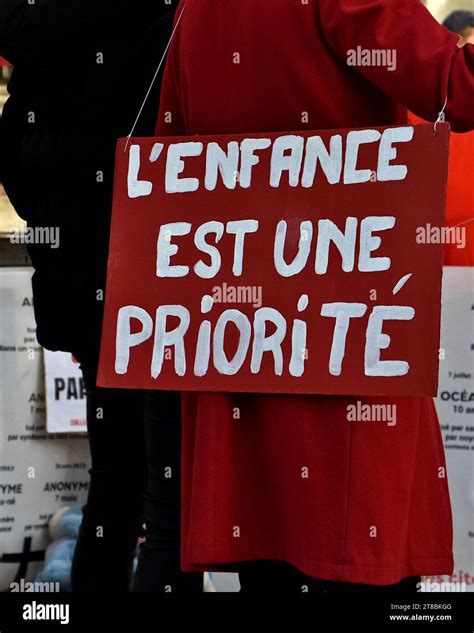 Marseille France Novembre Un Manifestant Tient Une Pancarte