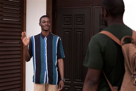 Adulto Joven Conociendo A Su Padre Después De Mucho Tiempo Foto Gratis