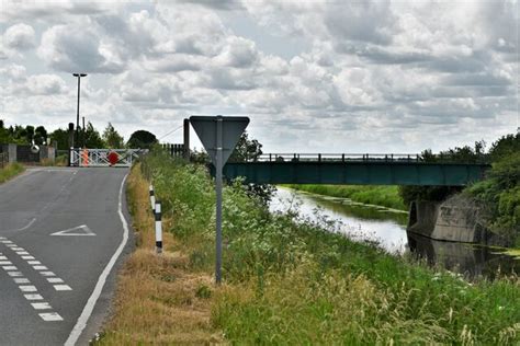 Stonea Level Crossing And Sixteen Foot © Michael Garlick Cc By Sa2