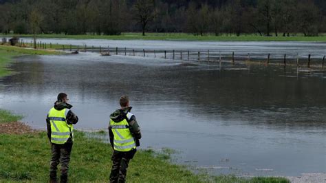 Inondations dans l Aube les habitants essaient d échapper à la crue