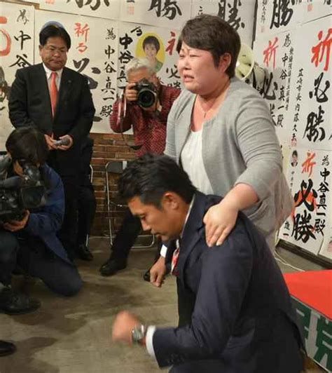 【フォトギャラリー】【衆院選】山教組の電話作戦に敗れた自民候補が土下座を始めるが「ほめてやってください」とコスタリカ方式の女性候補が介抱 イザ！