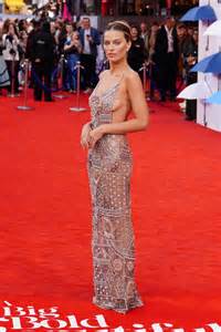 Margot Robbie Tributo Ad Armani Con Labito Gioiello Nude Che Lascia Senza Fiato