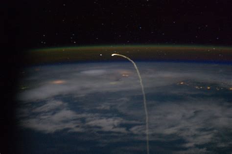 Shuttle Atlantis Reentry From Orbit : r/space