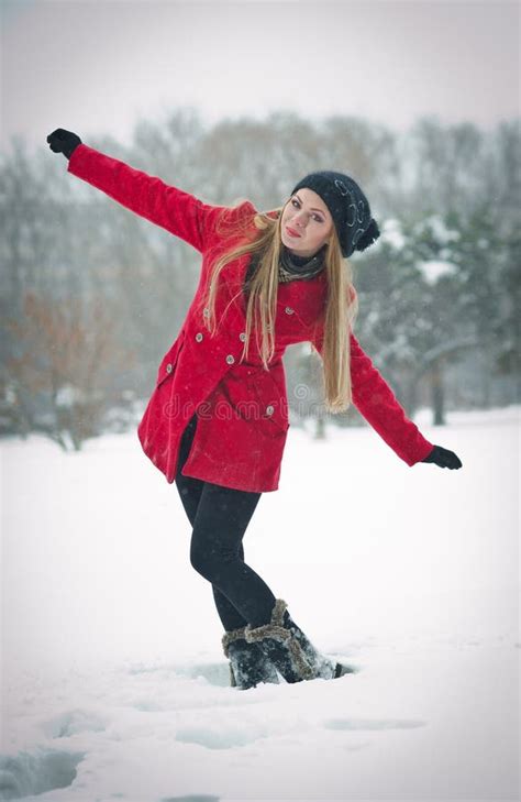 Het Meisje Van De Blonde Met Rode Laag In De Wintersneeuw Stock Foto Image Of Mooi Schoonheid